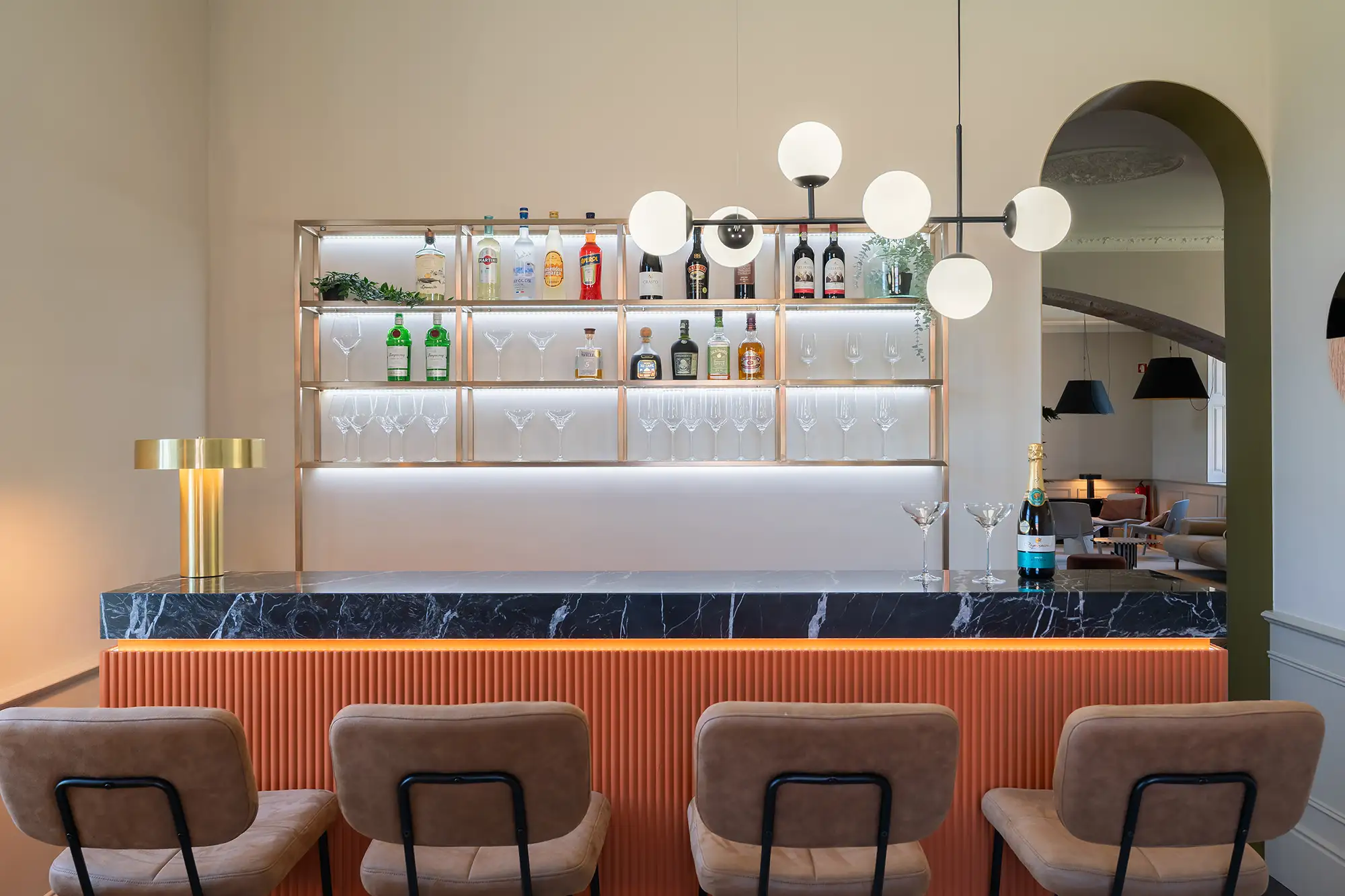 Bar do Noronha Lima Boutique Hotel em Arouca — convívio familiar no fim da tarde