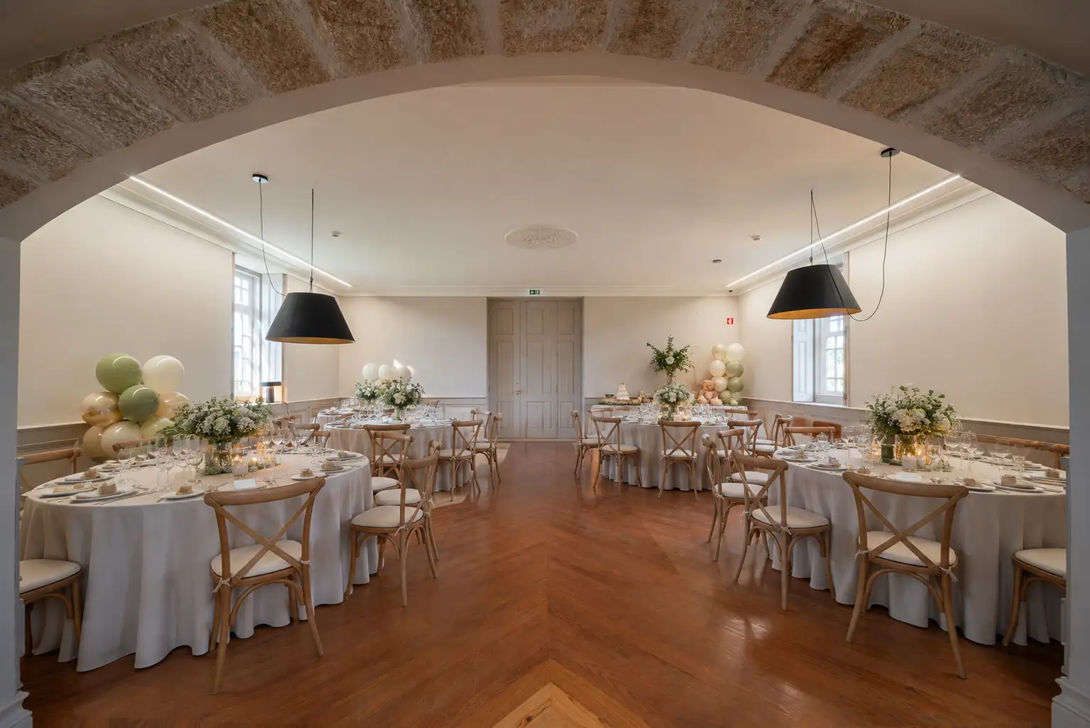 Espaço interior do Noronha Lima Boutique Hotel em Arouca preparado para jantar de aniversário