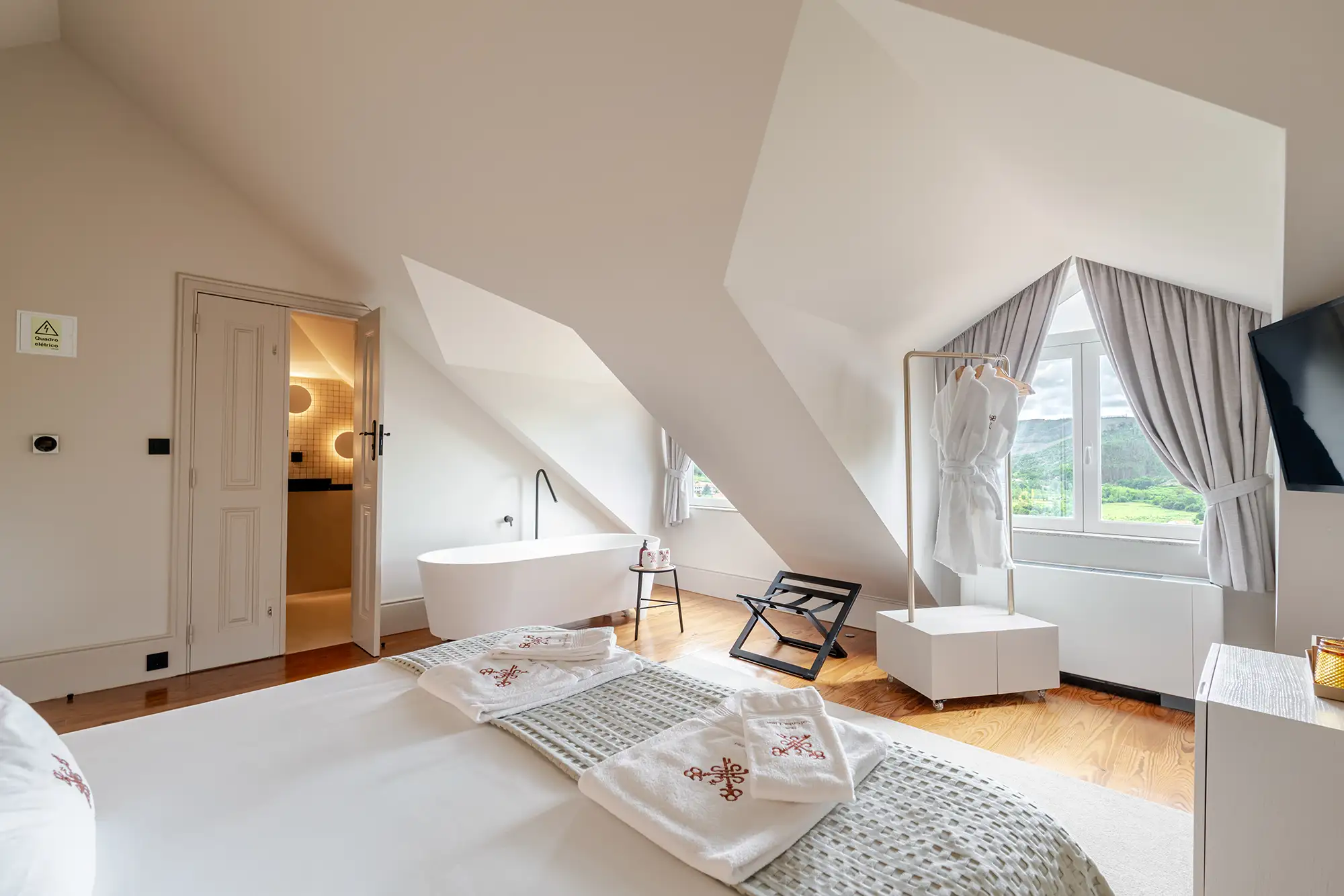 Quarto do Noronha Lima Boutique Hotel em Arouca ao anoitecer — alojamento para convidados