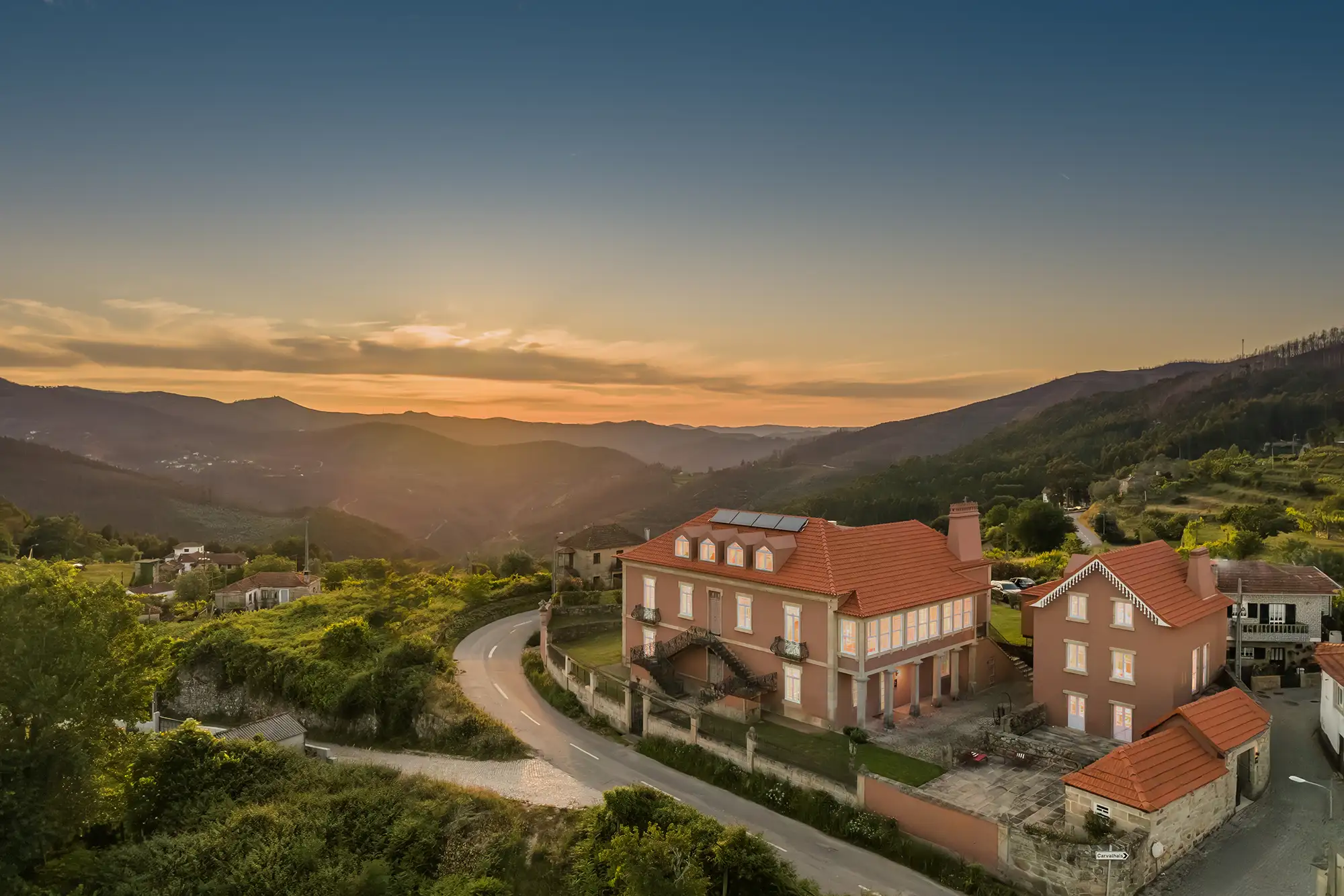 Vista aérea do Noronha Lima Boutique Hotel em Arouca — propriedade completa ao pôr do sol